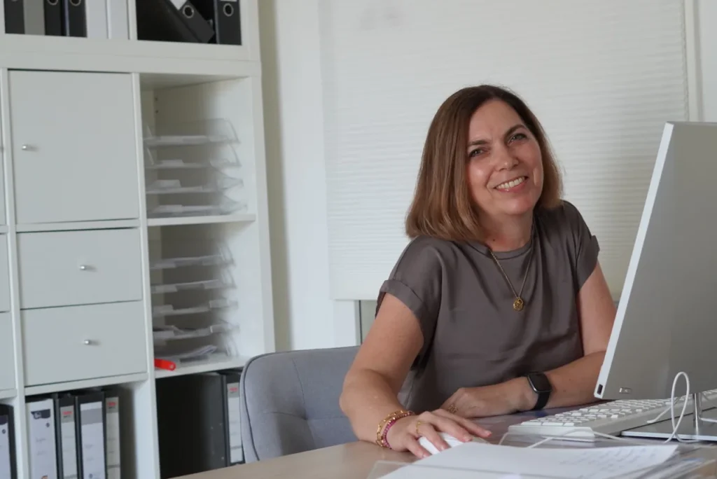 Praxismanagerin Gabi Ohlenforst am Schreibtisch